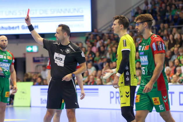 18.10.2026, xgox, Handball - Opel HBL SC Magdeburg - TVB Stuttgart emspor, v.l. Philipp Meyer (Stuttgart, 27) Rote Karte, Platzverweis, sent off Magdeburg