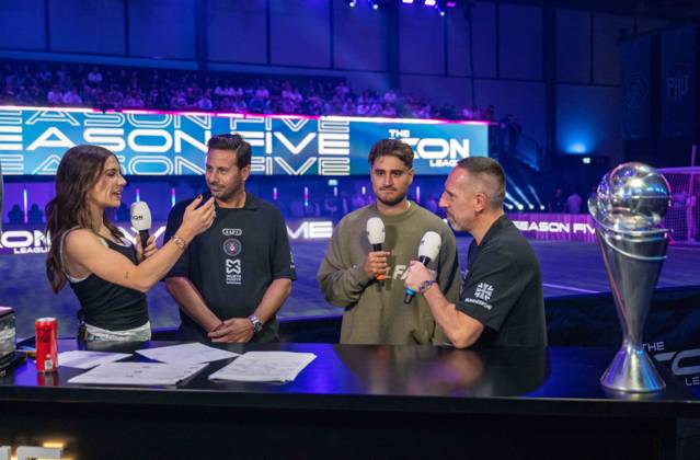 Fußball, Herren, Herbst 2026, Indoor, Season Five, 5. Saison der Icon League in der Messe Berlin, 1. Spieltag, v. l. Moderatorin Jana Wosnitza, Team Head Claudio Pizarro (Plyrs United), Icon League-Gründer Elias Nerlich, Team Head Franck Ribery (Plyrs United), 18.10.2026, Copyright: xMatthiasxKochx