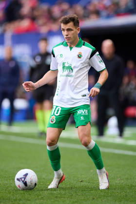 CA Osasuna v Real Racing Club de Santander - LaLiga EA Sports Inigo Vicente of Real Racing Club de Santander in action during the LaLiga EA Sports match between CA Osasuna and Real Racing Club de Santander at El Sadar on October 18, 2026, in Pamplona, Spain. Pamplona El Sadar Navarra Spain RL_CAOvRCS_2K26_0040 Copyright: xRicardoxLarreinax