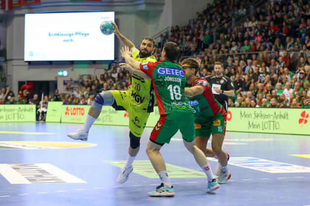 18.10.2026, xgox, Handball - Opel HBL SC Magdeburg - TVB Stuttgart emspor, v.l. Mohamed Amine Darmoul (Stuttgart, 70), Elvar Oern Jonsson (Magdeburg, 19) Zweikampf, Duell, Kampf, tackle Magdeburg