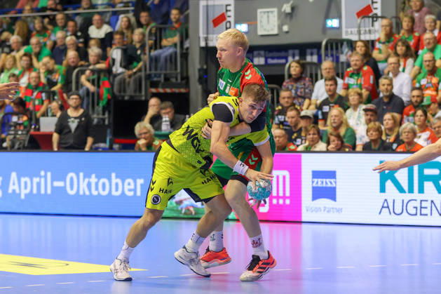 18.10.2026, xgox, Handball - Opel HBL SC Magdeburg - TVB Stuttgart emspor, v.l. Simone Mengon (Stuttgart, 15), Magnus Saugstrup (Magdeburg, 23) Zweikampf, Duell, Kampf, tackle Magdeburg
