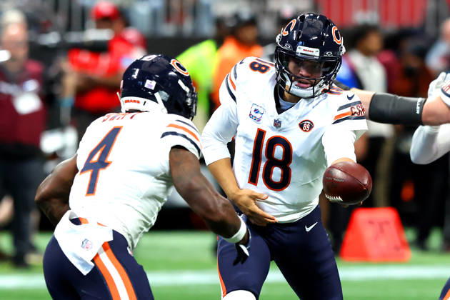ATLANTA, GA - OCTOBER 18: Caleb Williams (18) of the Chicago Bears jhands the ball off to D Andre Swift (4) during the Sunday afternoon NFL, American Football Herren, USA game between the Atlanta Falcons and the Chicago Bears on October 18, 2026 at the Mercedes-Benz Stadium in Atlanta, GA. (Photo by David J. Griffin Icon Sportswire) NFL: OCT 18 Bears at Falcons EDITORIAL USE ONLY Icon9532610180036