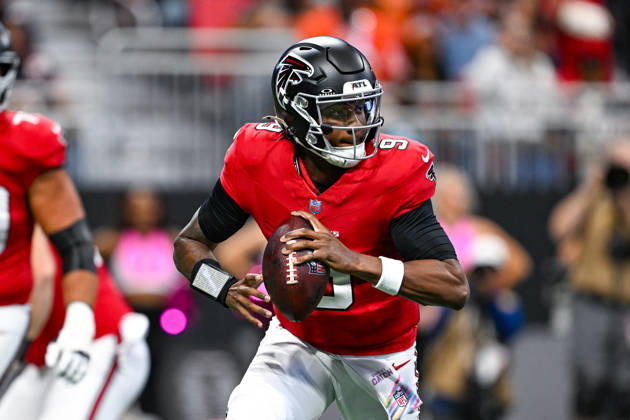 ATLANTA, GA - OCTOBER 18: Atlanta quarterback Michael Penix Jr. (9) scrambles in the pocket during the NFL, American Football Herren, USA game between the Chicago Bears and the Atlanta Falcons on October 18th, 2026 at Mercedes-Benz Stadium in Atlanta, GA. (Photo by Rich von Biberstein Icon Sportswire) NFL: OCT 18 Bears at Falcons EDITORIAL USE ONLY Icon261018008