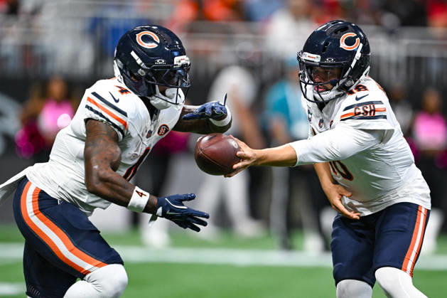 ATLANTA, GA - OCTOBER 18: Chicago quarterback Caleb Williams (18) hands off the ball to running back D Andre Swift (4) during the NFL, American Football Herren, USA game between the Chicago Bears and the Atlanta Falcons on October 18th, 2026 at Mercedes-Benz Stadium in Atlanta, GA. (Photo by Rich von Biberstein Icon Sportswire) NFL: OCT 18 Bears at Falcons EDITORIAL USE ONLY Icon261018016