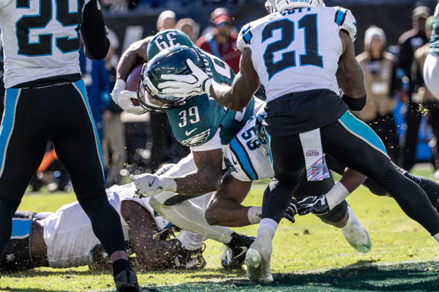 Philadelphia Eagles running back Dameon Pierce (39) gets over Carolina Panthers inside linebacker Bobby Okereke (58) for a touchdown in the second quarter of NFL, American Football Herren, USA action at Lincoln Financial Field in Philadelphia, Pennsylvania on Sunday, October 18, 2016.  PHI20261018002 LAURENCExKESTERSON