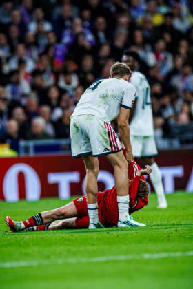 Real Madrid CF vs Sevilla FC- LaLiga EA Sports - 18 10 2026 Dean Huijsen of Real Madrid CF and Peque Fernandez of Sevilla FC during the LaLiga EA Sports match between Real Madrid CF and Sevilla FC at Santiago Bernabeu Stadium on October 18, 2026 in Madrid, Spain. Madrid Spain Copyright: xMarinaxFrutos PGSxPhotoxAgencyx