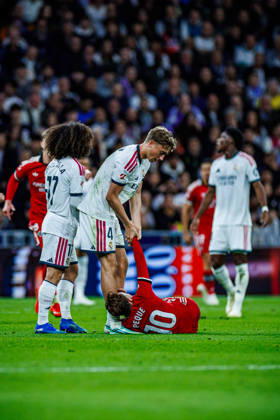 Real Madrid CF vs Sevilla FC- LaLiga EA Sports - 18 10 2026 Dean Huijsen of Real Madrid CF and Peque Fernandez of Sevilla FC during the LaLiga EA Sports match between Real Madrid CF and Sevilla FC at Santiago Bernabeu Stadium on October 18, 2026 in Madrid, Spain. Madrid Spain Copyright: xMarinaxFrutos PGSxPhotoxAgencyx
