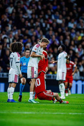 Real Madrid CF vs Sevilla FC- LaLiga EA Sports - 18 10 2026 Dean Huijsen of Real Madrid CF and Peque Fernandez of Sevilla FC during the LaLiga EA Sports match between Real Madrid CF and Sevilla FC at Santiago Bernabeu Stadium on October 18, 2026 in Madrid, Spain. Madrid Spain Copyright: xMarinaxFrutos PGSxPhotoxAgencyx