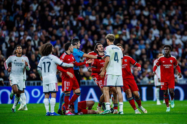 Real Madrid CF vs Sevilla FC- LaLiga EA Sports - 18 10 2026 Dean Huijsen of Real Madrid CF and Peque Fernandez of Sevilla FC during the LaLiga EA Sports match between Real Madrid CF and Sevilla FC at Santiago Bernabeu Stadium on October 18, 2026 in Madrid, Spain. Madrid Spain Copyright: xMarinaxFrutos PGSxPhotoxAgencyx