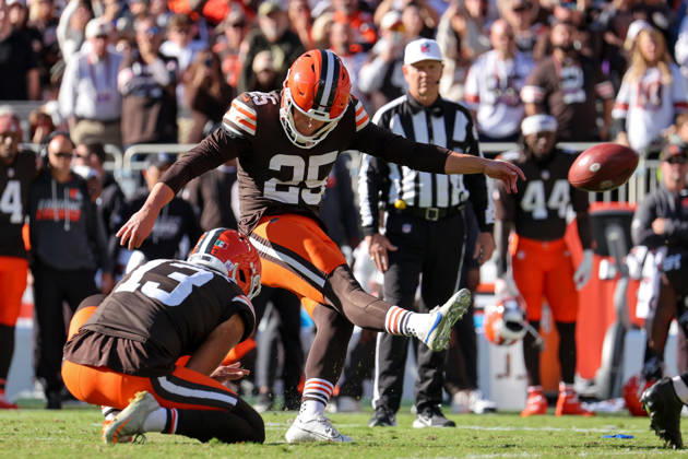 CLEVELAND, OH - OCTOBER 18: Cleveland Browns place kicker Andre Szmyt (25) kicks a game-winning 37-yard field goal out of the hold of Cleveland Browns punter Corey Bojorquez (13) on the final play of the National Football League game between the Baltimore Ravens and Cleveland Browns on October 18, 2026, at Huntington Bank Field in Cleveland, OH. (Photo by Frank Jansky Icon Sportswire) NFL, American Football Herren, USA OCT 18 Ravens at Browns EDITORIAL USE ONLY Icon261018010