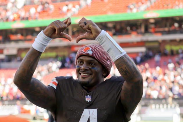 CLEVELAND, OH - OCTOBER 18: Cleveland Browns quarterback Deshaun Watson (4) celebrates as he leaves the field following the National Football League game between the Baltimore Ravens and Cleveland Browns on October 18, 2026, at Huntington Bank Field in Cleveland, OH. (Photo by Frank Jansky Icon Sportswire) NFL, American Football Herren, USA OCT 18 Ravens at Browns EDITORIAL USE ONLY Icon261018016