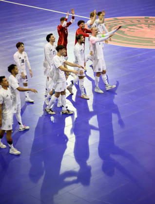 Schlussjubel Team Deutschland, La Ola, (r-l) Christopher Wittig (GER), Torwart Pavlos Wiegels (GER), Maximilian Grünberg (GER), Kim Herterich (GER), Theodoros Xydias (GER). Futsal WM-Qualifikationsspiel Deutschland - Litauen 4:2, am 18.10.2026 in Mülheim an der Ruhr Deutschland. Westenergie Sporthalle