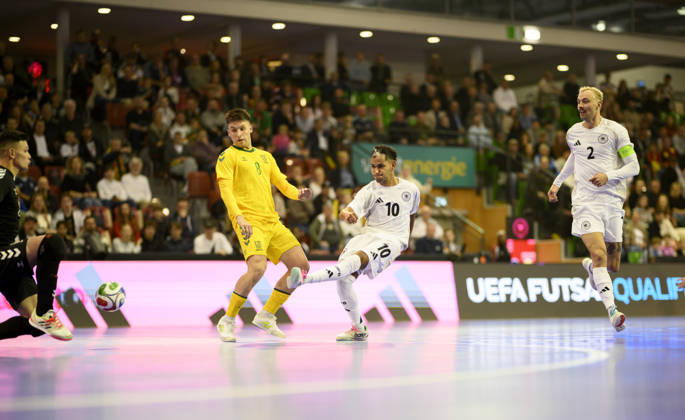 Torchance Fouad Aghnima (GER) gegen Torwart Ernestas Macenis l. und Albert Voskunovic (LIT), Aktion, Zweikampf, r. Christopher Wittig (GER). Futsal WM-Qualifikationsspiel Deutschland - Litauen 4:2, am 18.10.2026 in Mülheim an der Ruhr Deutschland. Westenergie Sporthalle
