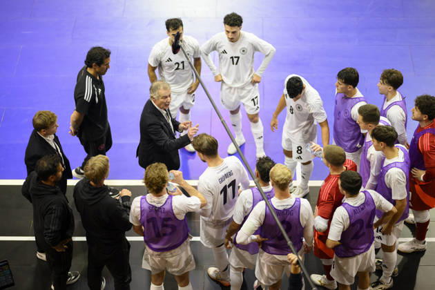 Trainer Bundestrainer Marcel Loosveld (GER) gibt Anweisungen in der Auszeit, Gestik, Geste, umringt von Spielen. Futsal WM-Qualifikationsspiel Deutschland - Litauen 4:2, am 18.10.2026 in Mülheim an der Ruhr Deutschland. Westenergie Sporthalle