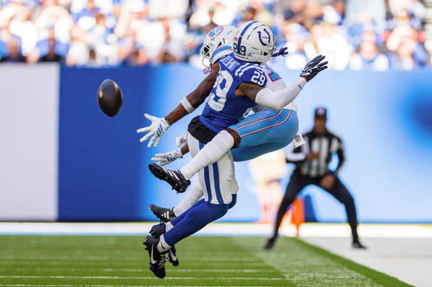 NFL, American Football Herren, USA 2026: Titans Vs Colts OCT 18 Oct 18, 2026; Indianapolis, IN, USA; Indianapolis Colts cornerback Kenneth Harris (29) interferes with Tennessee Titans wide receiver Carnell Tate (14) during NFL game action at Lucas Oil Stadium. Mandatory Credit: John Mersits-Cal Media (Credit Image: Â John Mersits Cal Sport Media) Indianapolis In USA EDITORIAL USE ONLY Copyright: xx ZUMA-20261018_zma_c04_026.jpg JohnxMersitsx csmphotothree535679