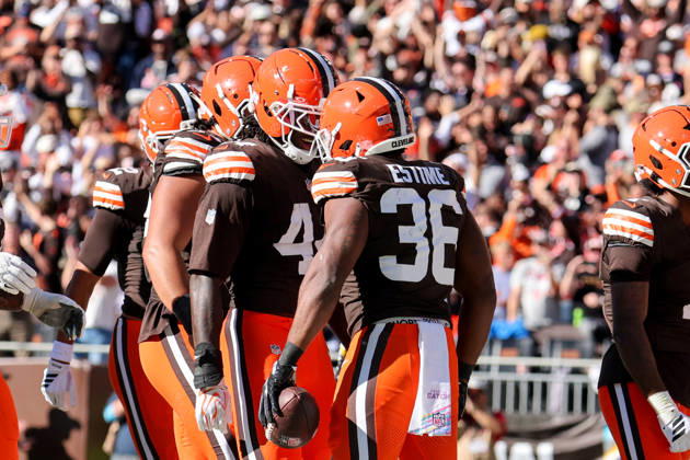 CLEVELAND, OH - OCTOBER 18: Cleveland Browns running back Audric Estime (36) celebrates with Cleveland Browns tight end Harold Fannin Jr. (44) after scoring on a 2-yard run during the fourth quarter of the National Football League game between the Baltimore Ravens and Cleveland Browns on October 18, 2026, at Huntington Bank Field in Cleveland, OH. (Photo by Frank Jansky Icon Sportswire) NFL, American Football Herren, USA OCT 18 Ravens at Browns EDITORIAL USE ONLY Icon261018026