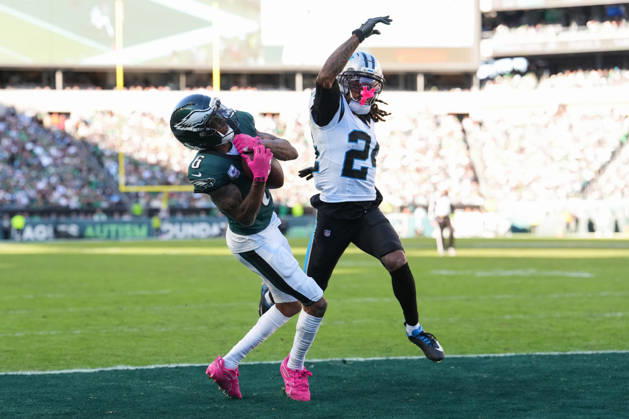 PHILADELPHIA, PA - OCTOBER 18: Philadelphia Eagles wide receiver DeVonta Smith (6) makes a touchdown reception against Carolina Panthers cornerback Will Lee III (24) in the second half during the game between the Carolina Panthers and Philadelphia Eagles on October 18, 2026 at Lincoln Financial Field in Philadelphia, PA. (Photo by Kyle Ross Icon Sportswire) NFL, American Football Herren, USA OCT 18 Panthers at Eagles EDITORIAL USE ONLY Icon26101814