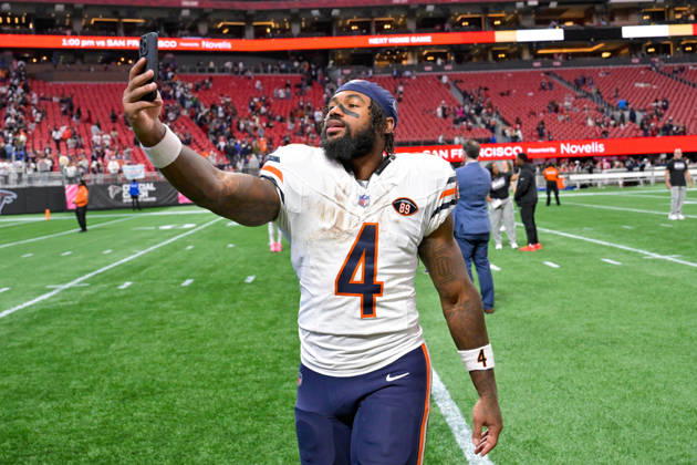 ATLANTA, GA - OCTOBER 18: Chicago running back D Andre Swift (4) records a video following the conclusion of the NFL, American Football Herren, USA game between the Chicago Bears and the Atlanta Falcons on October 18th, 2026 at Mercedes-Benz Stadium in Atlanta, GA. (Photo by Rich von Biberstein Icon Sportswire) NFL: OCT 18 Bears at Falcons EDITORIAL USE ONLY Icon261018022