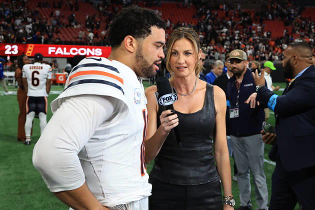 ATLANTA, GA - OCTOBER 18: Fox Sports reporter Erin Andrews interviews Caleb Williams (18) of the Chicago Bears after the Sunday afternoon NFL, American Football Herren, USA game between the Atlanta Falcons and the Chicago Bears on October 18, 2026 at the Mercedes-Benz Stadium in Atlanta, GA. (Photo by David J. Griffin Icon Sportswire) NFL: OCT 18 Bears at Falcons EDITORIAL USE ONLY Icon9532610180665