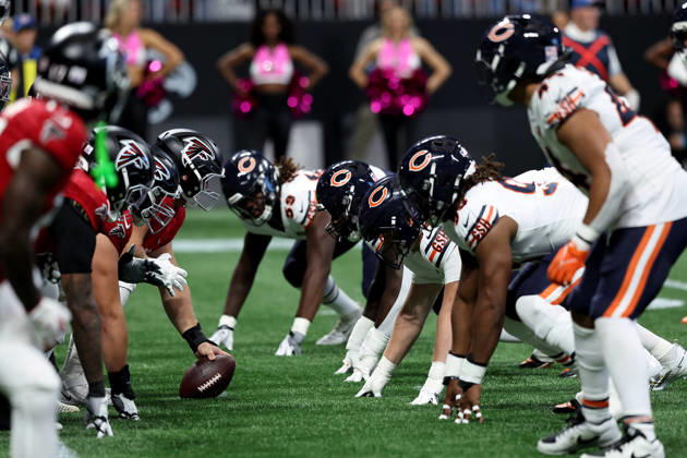 ATLANTA, GA - OCTOBER 18: The Atlanta Falcons prepare o snap the football during the Sunday afternoon NFL, American Football Herren, USA game between the Atlanta Falcons and the Chicago Bears on October 18, 2026 at the Mercedes-Benz Stadium in Atlanta, GA. (Photo by David J. Griffin Icon Sportswire) NFL: OCT 18 Bears at Falcons EDITORIAL USE ONLY Icon9532610180842