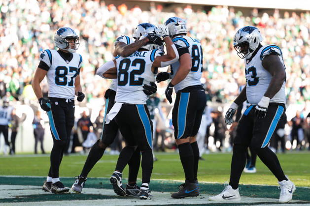 PHILADELPHIA, PA - OCTOBER 18: Carolina Panthers tight end Tommy Tremble (82) celebrates with teammates after scoring a touchdown in the second half during the game between the Carolina Panthers and Philadelphia Eagles on October 18, 2026 at Lincoln Financial Field in Philadelphia, PA. (Photo by Kyle Ross Icon Sportswire) NFL, American Football Herren, USA OCT 18 Panthers at Eagles EDITORIAL USE ONLY Icon26101816