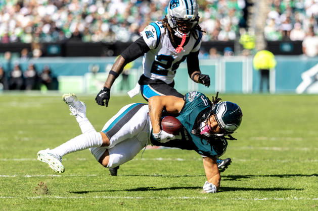 Philadelphia Eagles wide receiver Makai Lemon (9) receives a pass at the 12 yard line followed by Carolina Panthers cornerback Will Lee III (24) during the second quarter of NFL, American Football Herren, USA action at Lincoln Financial Field in Philadelphia, Pennsylvania on Sunday, October 18, 2016.  PHI20261018022 LAURENCExKESTERSON
