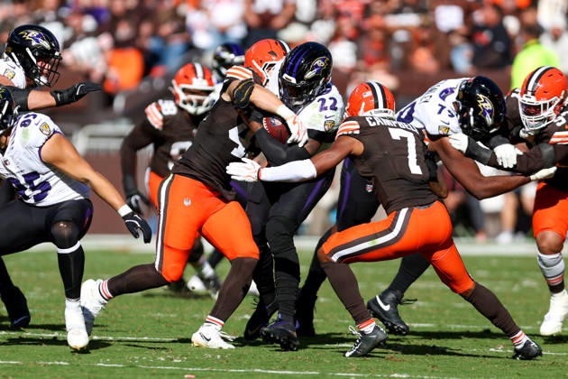 CLEVELAND, OH - OCTOBER 18: A hit by Cleveland Browns linebacker Carson Schwesinger (49) forces Baltimore Ravens running back Derrick Henry (22) to fumble during the fourth quarter of the National Football League game between the Baltimore Ravens and Cleveland Browns on October 18, 2026, at Huntington Bank Field in Cleveland, OH. (Photo by Frank Jansky Icon Sportswire) NFL, American Football Herren, USA OCT 18 Ravens at Browns EDITORIAL USE ONLY Icon261018036