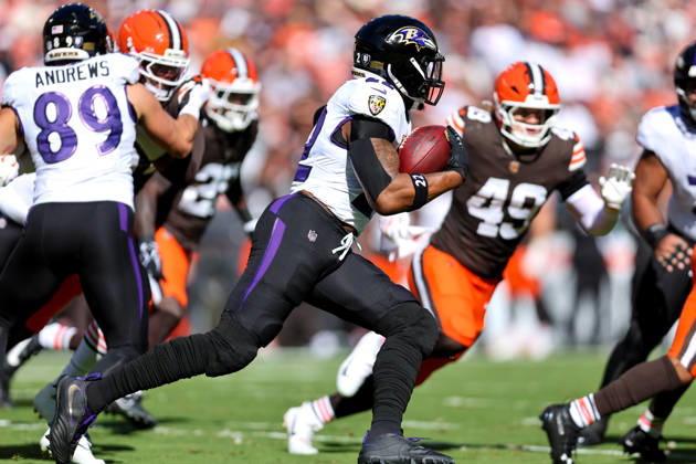 CLEVELAND, OH - OCTOBER 18: Baltimore Ravens running back Derrick Henry (22) carries the football during the first quarter of the National Football League game between the Baltimore Ravens and Cleveland Browns on October 18, 2026, at Huntington Bank Field in Cleveland, OH. (Photo by Frank Jansky Icon Sportswire) NFL, American Football Herren, USA OCT 18 Ravens at Browns EDITORIAL USE ONLY Icon261018038