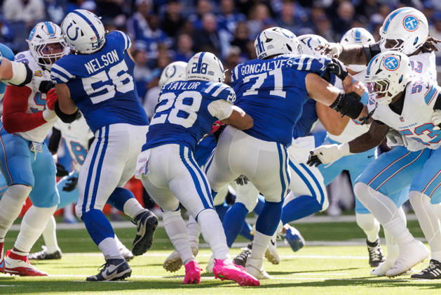 October 18, 2026, Indianapolis, Indiana, U.S: Indianapolis Colts running back Jonathan Taylor (28) looks for an opening in the line on a run during the game between the Tennessee Titans and the Indianapolis Colts at Lucas Oil Stadium, Indianapolis, Indiana. NFL, American Football Herren, USA 2026 Titans 26-20 Colts  - ZUMAs304 20261018_zaf_s304_004 Copyright: xScottxStuartx