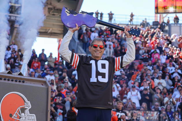 CLEVELAND, OH - OCTOBER 18: Cleveland Browns Legend quarterback Bernie Kosar smashes a Baltimore Ravens-themed guitar to hype up the crowd prior to the National Football League game between the Baltimore Ravens and Cleveland Browns on October 18, 2026, at Huntington Bank Field in Cleveland, OH. (Photo by Frank Jansky Icon Sportswire) NFL, American Football Herren, USA OCT 18 Ravens at Browns EDITORIAL USE ONLY Icon261018047