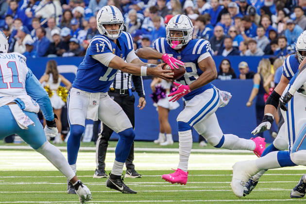 October 18, 2026, Indianapolis, Indiana, U.S: Indianapolis Colts quarterback Daniel Jones (17) hand off to Indianapolis Colts running back Jonathan Taylor (28) during the game between the Tennessee Titans and the Indianapolis Colts at Lucas Oil Stadium, Indianapolis, Indiana. NFL, American Football Herren, USA 2026 Titans 26-20 Colts  - ZUMAs304 20261018_zaf_s304_013 Copyright: xScottxStuartx