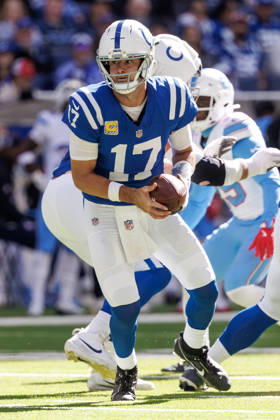 October 18, 2026, Indianapolis, Indiana, U.S: Indianapolis Colts quarterback Daniel Jones (17) turns to hand off during the game between the Tennessee Titans and the Indianapolis Colts at Lucas Oil Stadium, Indianapolis, Indiana. NFL, American Football Herren, USA 2026 Titans 26-20 Colts  - ZUMAs304 20261018_zaf_s304_018 Copyright: xScottxStuartx