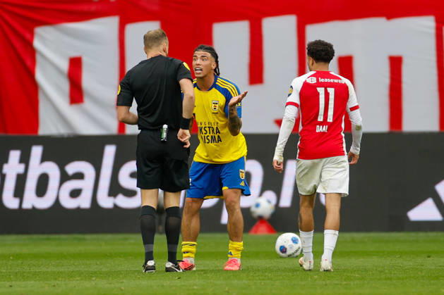LEEUWARDEN, NETHERLANDS - OCTOBER 18: referee Stan Teuben, David Bouah of SC Cambuur during the Eredivisie 2026 27 match between SC Cambuur and AZ Alkmaar at Kooi Stadium on October 18, 2026 in Leeuwarden, Netherlands.  Copyright: xDijksxMedia MBxMediax