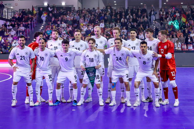 18.10.2026, xsefx, Futsal, WM-Qualifikation, Deutschland - Litauen, Westenergie Sporthalle Mülheim an der Ruhr, Saison 2026 2027: Die deutsche Mannschaft Gruppenbild Mannschaftsbild DFB regulations prohibit any use of photographs as image sequences and or quasi-video. Nordrhein-Westfalen Deutschland