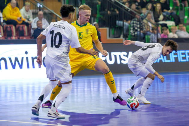 18.10.2026, xsefx, Futsal, WM-Qualifikation, Deutschland - Litauen, Westenergie Sporthalle Mülheim an der Ruhr, Saison 2026 2027: Deividas Reimaris (Litauen 15) im Zweikampf gegen Fouad Aghnima (Deutschland 10)d DFB regulations prohibit any use of photographs as image sequences and or quasi-video. Nordrhein-Westfalen Deutschland
