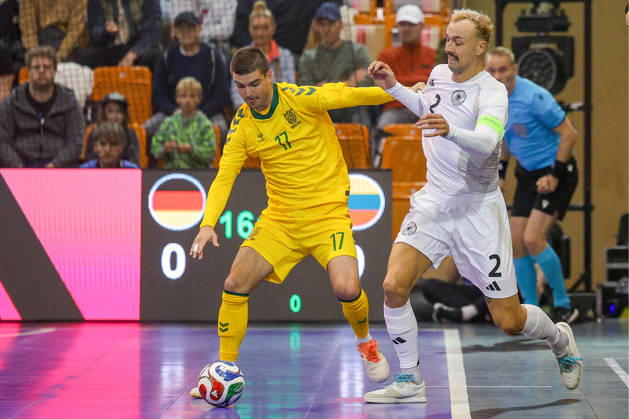 18.10.2026, xsefx, Futsal, WM-Qualifikation, Deutschland - Litauen, Westenergie Sporthalle Mülheim an der Ruhr, Saison 2026 2027: Christopher Wittig (Deutschland 02) im Zweikampf gegen Paulius Osauskas (Litauen 17) DFB regulations prohibit any use of photographs as image sequences and or quasi-video. Nordrhein-Westfalen Deutschland