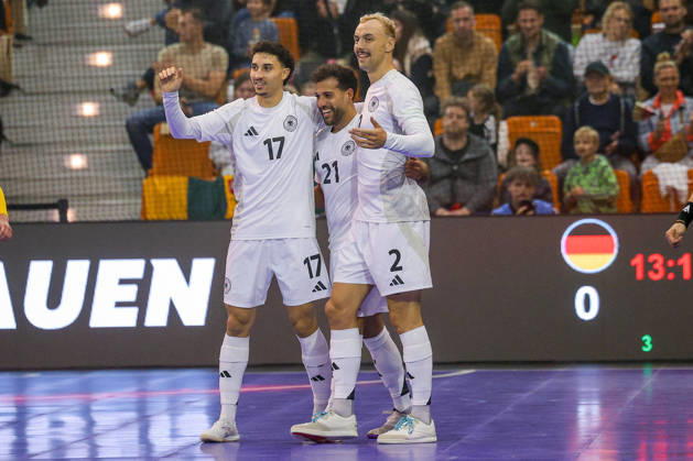 18.10.2026, xsefx, Futsal, WM-Qualifikation, Deutschland - Litauen, Westenergie Sporthalle Mülheim an der Ruhr, Saison 2026 2027: Torjubel nach dem Tor zum 1:0 durch Torschütze Matias Block (Deutschland 21) zusammen mit Kim Herterich (Deutschland 17) und Christopher Wittig (Deutschland 02) DFB regulations prohibit any use of photographs as image sequences and or quasi-video. Nordrhein-Westfalen Deutschland
