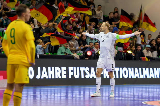 18.10.2026, xsefx, Futsal, WM-Qualifikation, Deutschland - Litauen, Westenergie Sporthalle Mülheim an der Ruhr, Saison 2026 2027: Torjubel mit ausgebreiteten Armen nach dem Tor zum 2:2 durch Torschütze Christopher Wittig (Deutschland 02) zusammen mit den Fans in der Halle DFB regulations prohibit any use of photographs as image sequences and or quasi-video. Nordrhein-Westfalen Deutschland