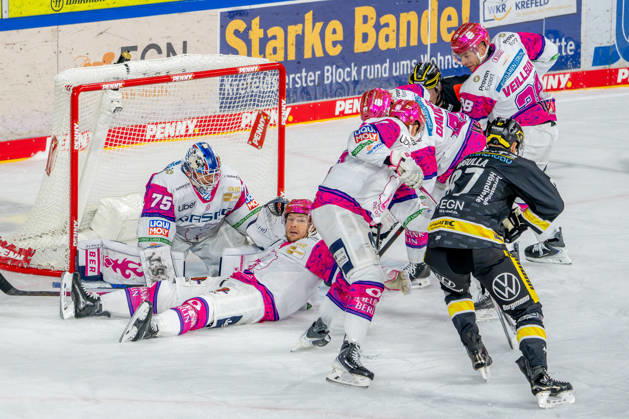 18.10.2026, xkkux, Eishockey, DEL, Krefeld Pinguine - Eisbären Berlin, Saison 2026 27, YAYLA-Arena Krefeld: Adam Smith (Eisbären Berlin 04) Brandon Davidson (Eisbären Berlin 44) Markus Vikingstad (Eisbären Berlin 37) verteidigen mit Goalie Jonas Neffin (Eisbären Berlin 75) das Tor gegen Philip Gogulla (Krefeld Pinguine 87) Max Newton (Krefeld Pinguine 37) Nordrhein-Westfahlen Deutschland
