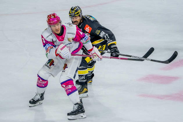 18.10.2026, xkkux, Eishockey, DEL, Krefeld Pinguine - Eisbären Berlin, Saison 2026 27, YAYLA-Arena Krefeld: Adam Smith (Eisbären Berlin 04) im Zweikampf gegen C.J. Suess (Krefeld Pinguine 27) Nordrhein-Westfahlen Deutschland