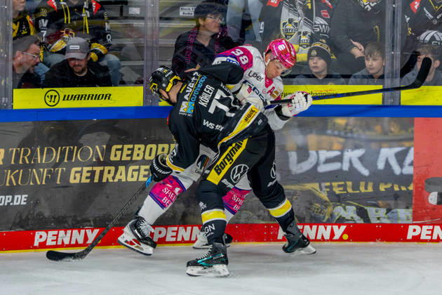 18.10.2026, xkkux, Eishockey, DEL, Krefeld Pinguine - Eisbären Berlin, Saison 2026 27, YAYLA-Arena Krefeld: Mick Köhler (Krefeld Pinguine 77) im Zweikampf gegen Yannick Veilleux (Eisbären Berlin 38) Nordrhein-Westfahlen Deutschland