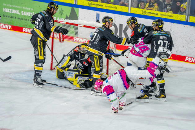 18.10.2026, xkkux, Eishockey, DEL, Krefeld Pinguine - Eisbären Berlin, Saison 2026 27, YAYLA-Arena Krefeld: Ty Ronning (Eisbären Berlin 09) Liam Kirk (Eisbären Berlin 94) im Tummult vor dem Tor von Goalie Juha Jatkola (Krefeld Pinguine 32) Nordrhein-Westfahlen Deutschland