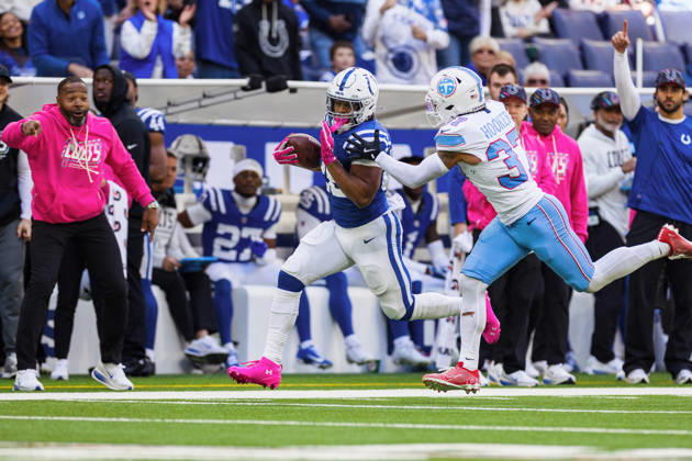 Oct 18, 2026; Indianapolis, IN, USA; Indianapolis Colts running back Jonathan Taylor (28) runs with the ball as Tennessee Titans safety Amani Hooker (37) pursues during NFL, American Football Herren, USA game action at Lucas Oil Stadium. Mandatory Credit: -Cal Media Indianapolis USA - ZUMAc04_ 20261018_zma_c04_025 Copyright: xJohnxMersitsx