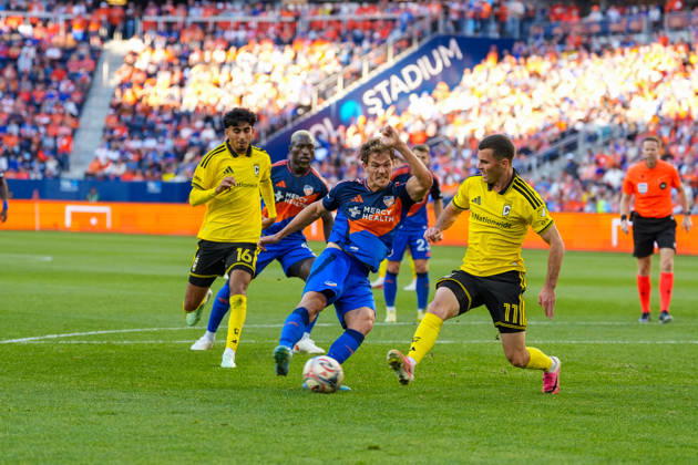 October 18, 2026, Cincinnati, Ohio, USA: FC Cincinnati forward Tom Barlow (16) takes a shot on goal defended by Columbus Crew defender Brooks Lennon (11) during an MLS, Fussball Herren, USA game at TQL Stadium Soccer 2026: FC Cincinnati Vs Columbus Crew  - ZUMAt168 20261018_zsp_t168_024 Copyright: xTrentxPattersonx