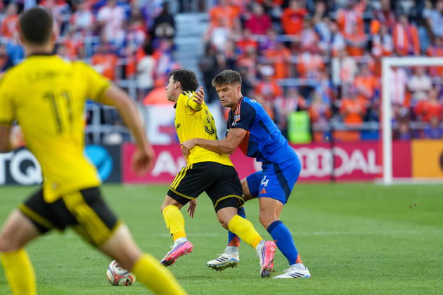 October 18, 2026, Cincinnati, Ohio, USA: FC Cincinnati defender Nick Hagglund (4) commits a foul by holding onto Columbus Crew forward Gonzalo Tapia (33). during an MLS, Fussball Herren, USA game at TQL Stadium Cincinnati USA - ZUMAt168 20261018_zsp_t168_012 Copyright: xTrentxPattersonx