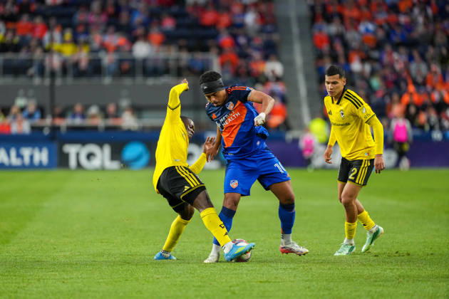 October 18, 2026, Cincinnati, Ohio, USA: Columbus Crew midfielder Sekou Bangoura (17) reaches in to win the ball from FC Cincinnati midfielder Evander da Silva Ferreira (10) preventing an attack during an MLS, Fussball Herren, USA game at TQL Stadium Cincinnati USA - ZUMAt168 20261018_zsp_t168_018 Copyright: xTrentxPattersonx