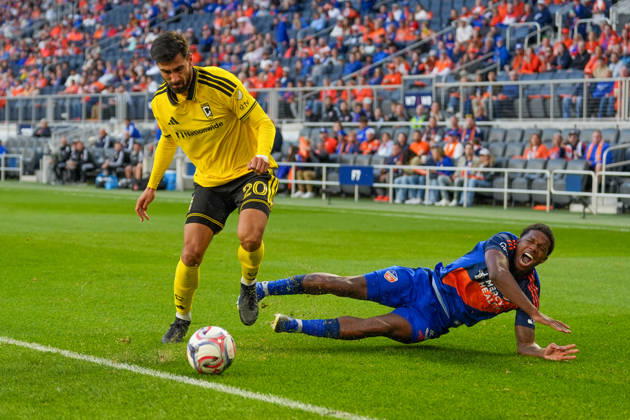 October 18, 2026, Cincinnati, Ohio, USA: Columbus Crew midfielder Andro Gomes (20) wins the ball over FC Cincinnati defender Tyrell Malacia (3) after a clean shoulder challenge during an MLS, Fussball Herren, USA game at TQL Stadium Cincinnati USA - ZUMAt168 20261018_zsp_t168_026 Copyright: xTrentxPattersonx