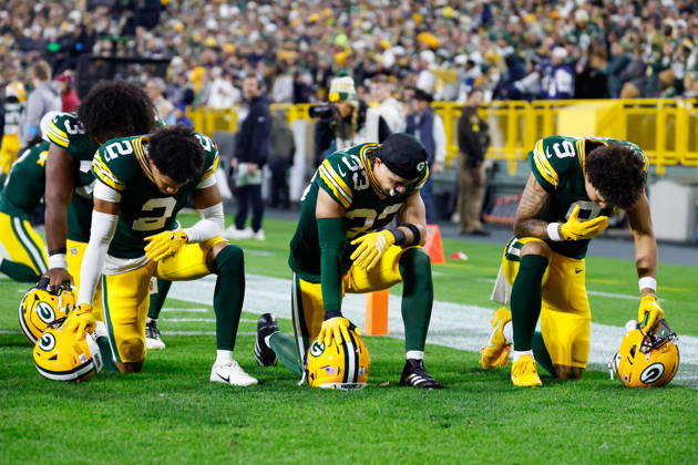 Oct 18, 2026; Green Bay, WI, USA; Green Bay Packers cornerback Brandon Cisse (2), safety Evan Williams (33), and wide receiver Christian Watson (9) praying before the NFL, American Football Herren, USA game against the Dallas Cowboys at Lambeau Field. Mandatory Credit: -Cal Media. NFL 2026: Cowboys Vs Packers OCT 18 - ZUMAc04_ 20261018_zma_c04_459 Copyright: xDarrenxLeex