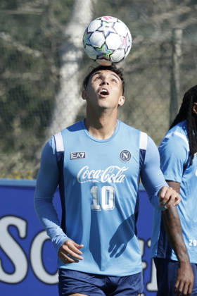 training session SSC Napoli Napoli s Brazilian forward Giovane controls the ball during of the UEFA Champions League group stage matchday 3 fixture between SSC Napoli and Bodo Glimt at the SSC Napoli training centre in Castelvoturno, Caserta, on 19, October, 2026. _BPH9250 Copyright: xAntonioxBalascox