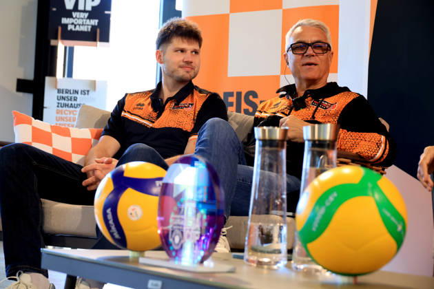 19.10.2026, DEU, GER , Deutschland, Volleyball, BR Volleys PK, Saison 2026 2027), Berlin, BR Volleys Geschäftsfuehrer Kaweh Niroomand, Headcoach Andrea Anastasi, Kapitän Ruben Schott nordphoto GmbH Engler Berlin Berlin Berlin Deutschland Copyright: xNordphotox xEnglerx